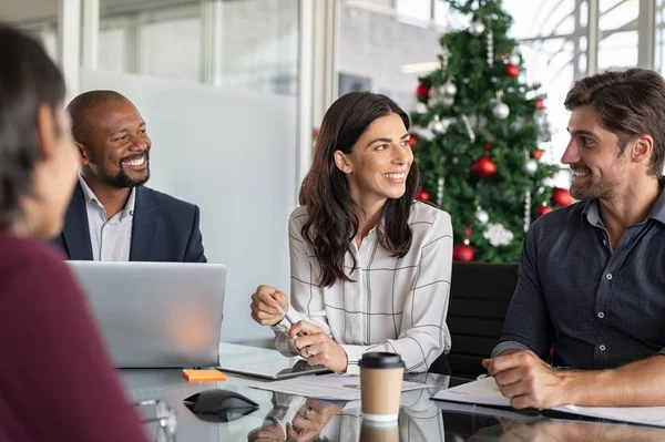 Grupo de empresários multiétnicos em reunião durante o Natal — Fotografia de Stock