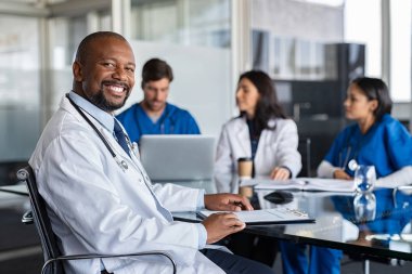Hastane toplantısında başarılı bir yetişkin doktor.