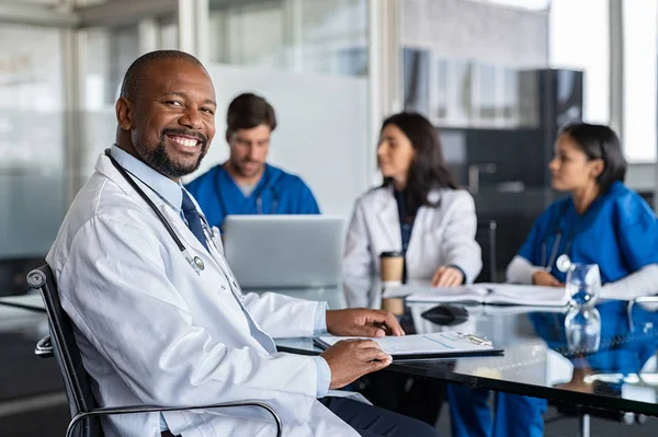 Erfolgreicher reifer Arzt beim Krankenhaustreffen — Stockfoto