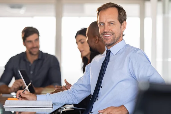 Volwassen succesvolle zakenman in vergadering — Stockfoto