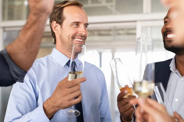 Gente de negocios celebrando el éxito — Foto de Stock