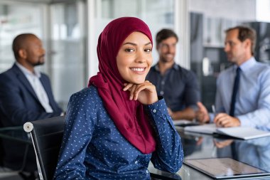 Toplantıda tesettüre giren İslamcı işkadını