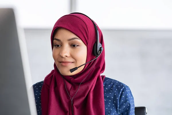 Ισλαμική γυναίκα με μαντίλα στο τηλεφωνικό κέντρο — Φωτογραφία Αρχείου