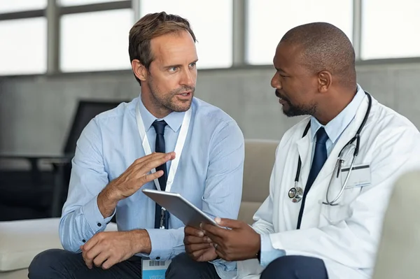 Läkare i samtal med läkemedelsrepresentant — Stockfoto