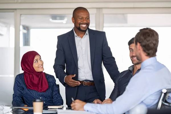 Multi-etnisch zakenmensen in een vergadering — Stockfoto