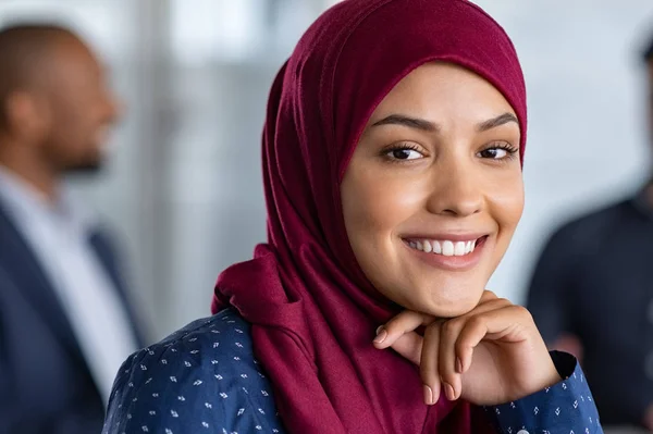 Исламская деловая женщина в хиджабе улыбается — стоковое фото