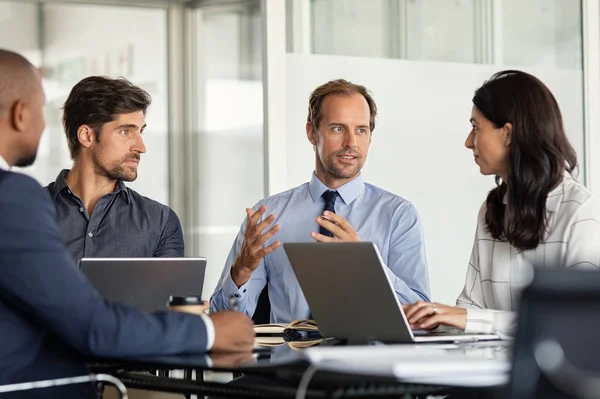 Multi-etnisch zakenmensen in een vergadering — Stockfoto