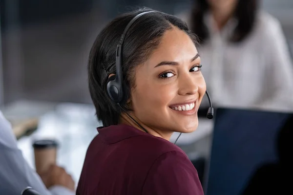 Kvinnan bär headset i callcenter — Stockfoto