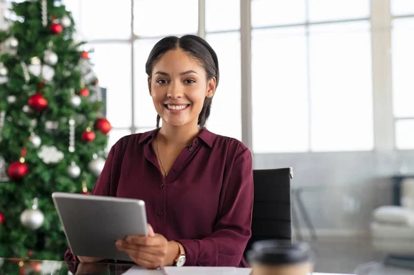 Бізнес-леді, використовуючи планшет на Різдво — стокове фото