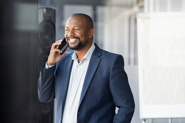 Αφρικανός ώριμος επιχειρηματίας που μιλάει στο τηλέφωνο — Φωτογραφία Αρχείου