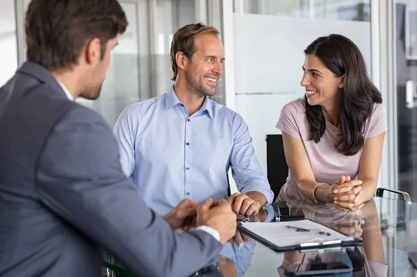 Möte för vuxna par finansiell rådgivare — Stockfoto