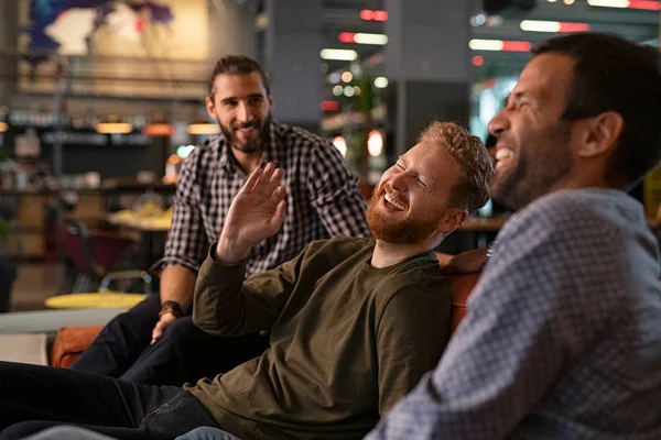 Közepes felnőtt férfiak barátok élvezik a kocsmában — Stock Fotó