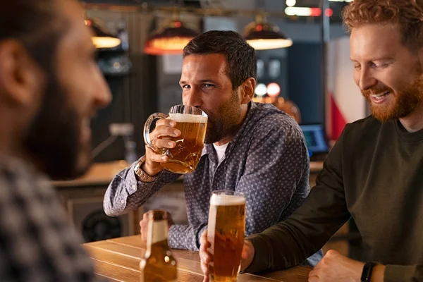 Mann trinkt Bier vom Fass mit Freunden — Stockfoto