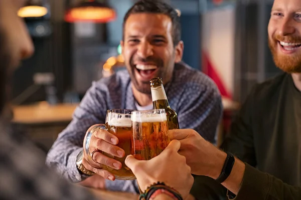 Amigos tostadas vaso de cerveza y botella —  Fotos de Stock