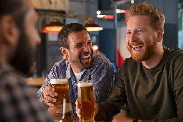 Vrienden genieten van bier in de pub — Stockfoto