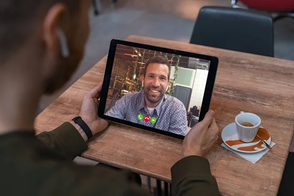 Uomo che fa videochiamate su tablet — Foto Stock