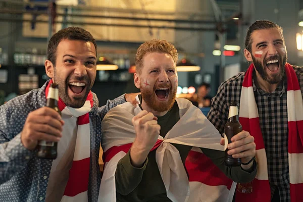 Freunde jubeln, während sie das Team unterstützen — Stockfoto