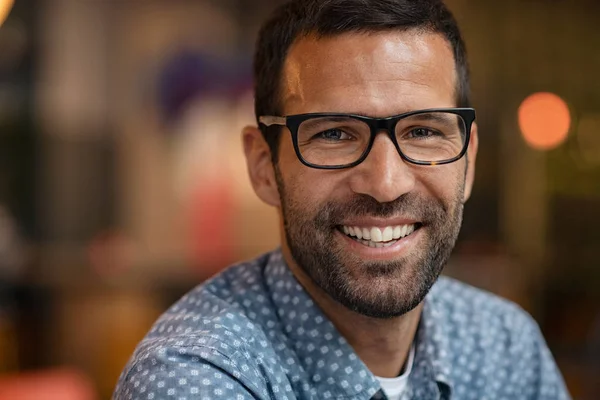 Retrato de homem sorridente olhando para a câmera — Fotografia de Stock