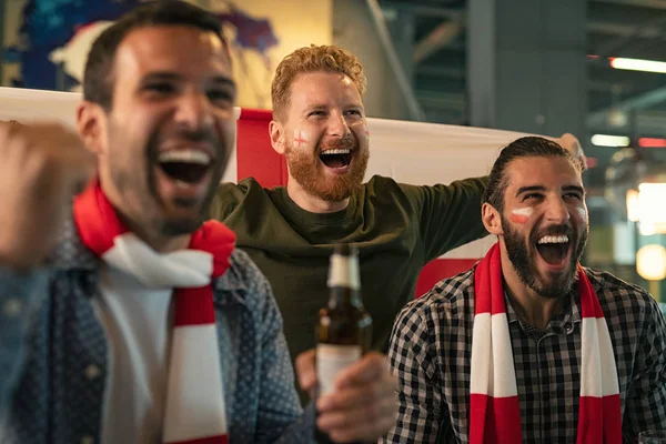 Fans sehen Fußballspiel im Fernsehen — Stockfoto