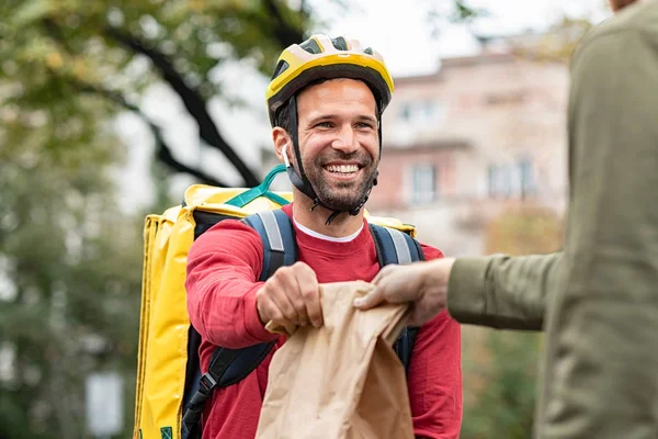 Entrega homem dando tirar comida — Fotografia de Stock