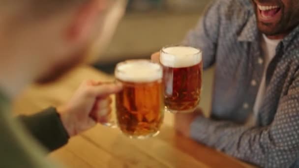 Detailní Záběr Dvou Rukou Cinkajících Sklenicemi Pivo Připíjím Půllitrem Točené — Stock video