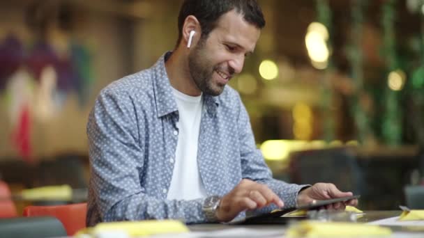 Gelukkig Ondernemer Zitten Cafetaria Het Controleren Van Mail Jonge Zakenman — Stockvideo