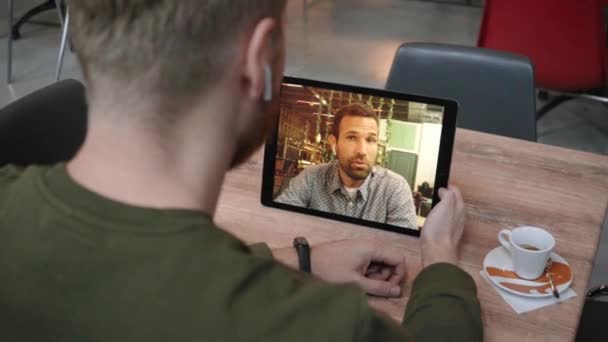 Lachende Zakenpartners Praten Met Behulp Van Digitale Tablet Videogesprek Achteraanzicht — Stockvideo