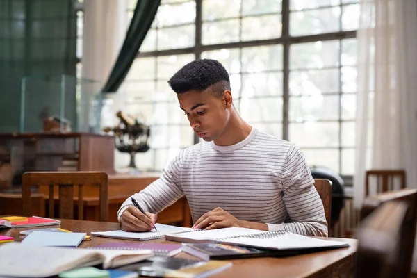 Jovem africano focado estudando — Fotografia de Stock