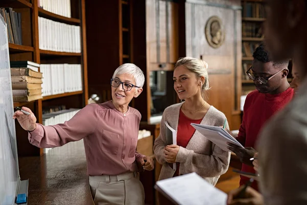 Studenter som ställer frågor till professor — Stockfoto