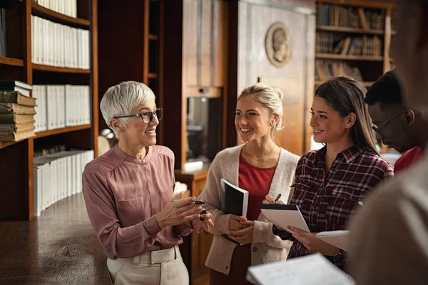 Grupp av studenter som talar med professor — Stockfoto