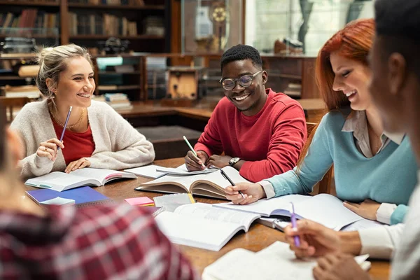 Glada collegestudenter studerar tillsammans — Stockfoto