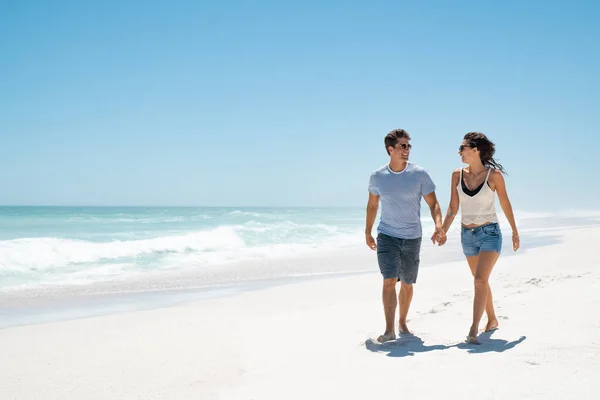 Feliz Pareja Joven Cogidos Mano Caminando Descalzos Playa Con Espacio — Foto de Stock