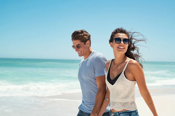 Mulher Bonita Com Homem Usando Óculos Sol Andando Praia Casal — Fotografia de Stock