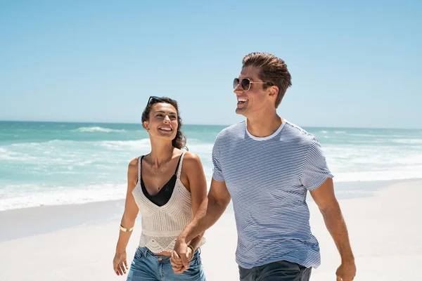 Jovem Casal Feliz Andando Praia Tropical Rindo Juntos Homem Alegre — Fotografia de Stock