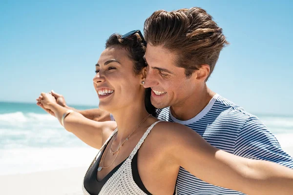 Ein Romantisches Paar Mit Ausgestreckten Armen Genießt Den Sommer Strand — Stockfoto