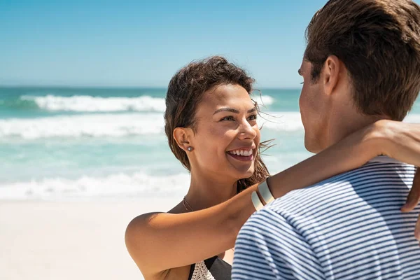 Feliz Casal Jovem Abraçando Praia Com Espaço Cópia Mulher Latina — Fotografia de Stock