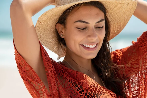 无忧无虑的年轻女子在海滩享受暑假 度假时在海上放松的惊慌失措的女人的照片 一个穿着红钩针裙在海滩上散步的漂亮女孩的脸 — 图库照片