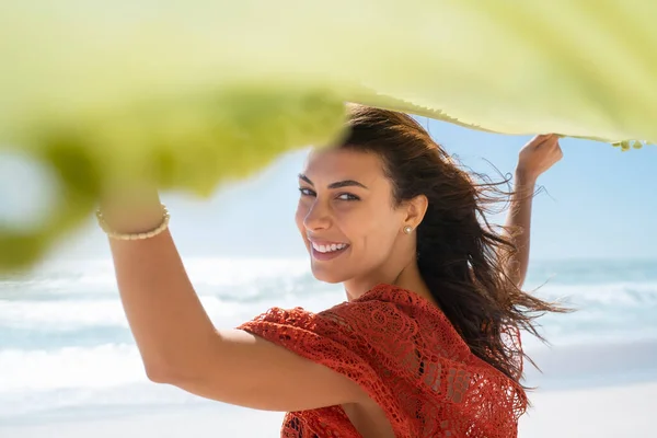 Portrait Belle Jeune Femme Marchant Avec Une Écharpe Verte Plage — Photo