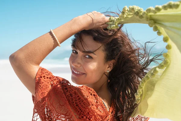 Молчаливая Модница Зеленым Шарфом Время Прогулки Пляжу Счастливая Активная Здоровая — стоковое фото