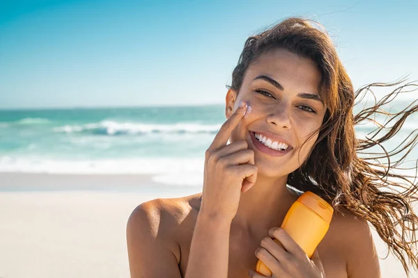 Beautiful Young Woman Beach Applying Sunscreen Face Looking Camera Beauty — Stock Photo, Image