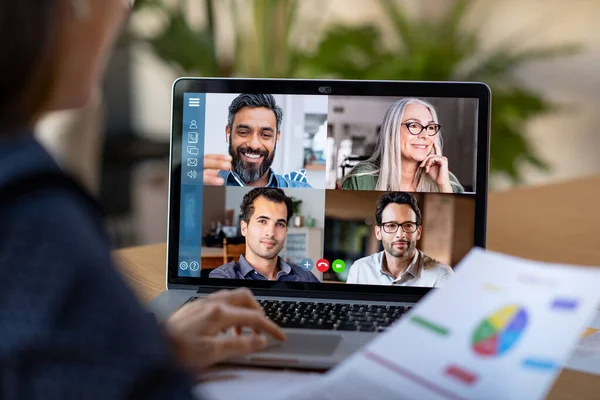 Achteraanzicht Van Zakenvrouw Gesprek Met Haar Collega Businessplan Videoconferentie Multi — Stockfoto