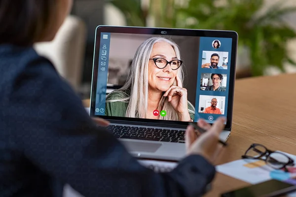 Multiethnic Business Team Heeft Een Discussie Video Gesprek Achteraanzicht Van — Stockfoto