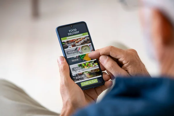 Visão Superior Homem Mãos Segurando Smartphone Enquanto Entrega Comida Ordem — Fotografia de Stock