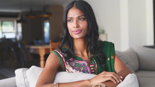 Porträtt Lycklig Indian Kvinna Tittar Bort Och Ler Tänksam Ung — Stockvideo
