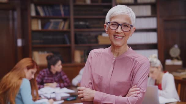 Portret Van Volwassen Professor Met Gekruiste Armen Universiteitsbibliotheek Kijkend Naar — Stockvideo