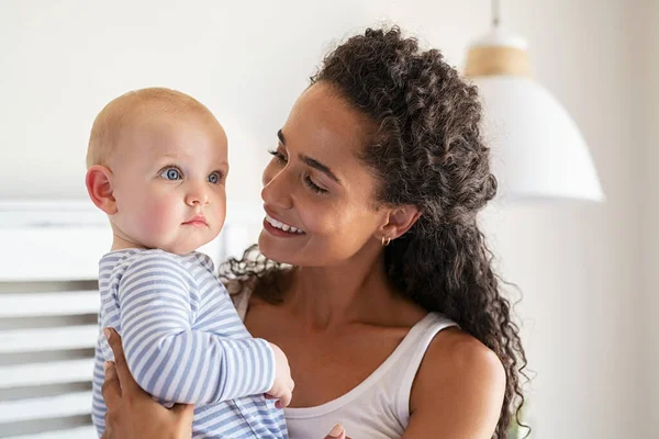 Närbild Lycklig Mor Hålla Lille Pojke Hemma Blandad Ras Mor — Stockfoto