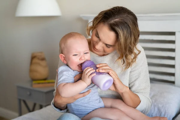 Mor Som Håller Och Matar Hungriga Barn Från Mjölkflaskan Porträtt — Stockfoto