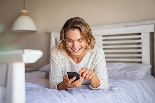 Retrato Una Mujer Mediana Edad Sonriente Acostada Cama Con Teléfono — Foto de Stock