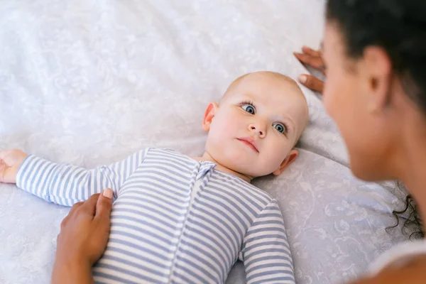 Porträt Eines Kleinkindes Das Mit Seiner Mutter Bett Liegt Nahaufnahme — Stockfoto