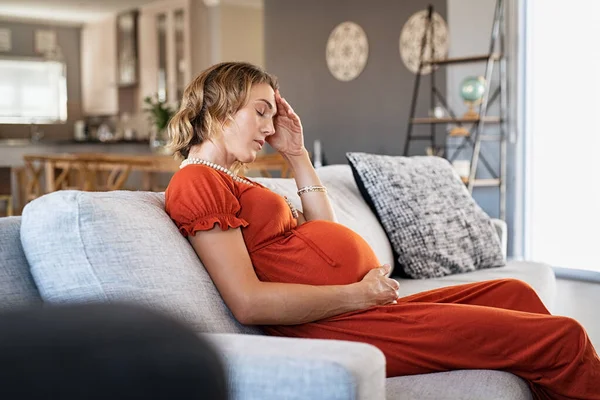 Uitgeputte Zwangere Vrouw Van Middelbare Leeftijd Met Hand Het Voorhoofd — Stockfoto